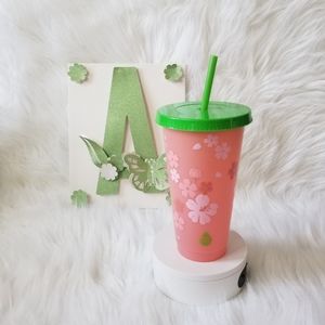 This cute color changing tumbler and straw set